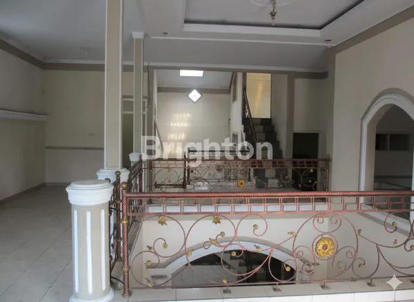 image RUMAH KOKOH 2 LANTAI LOKASI SANGAT STRATEGIS DAN NYAMAN (3)