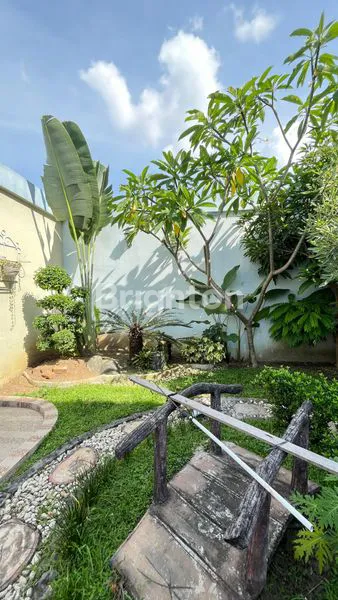 image RUMAH MEWAH ADA KOLAM RENANG (8)