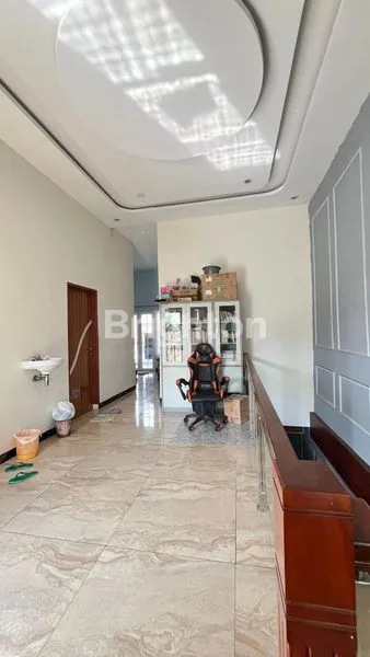 image RUMAH MEWAH ADA KOLAM RENANG (3)