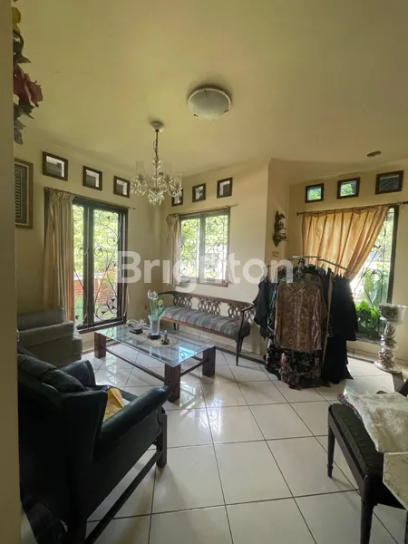 image RUMAH ASRI DAN NYAMAN DENGAN SENTUHAN KEMEWAHAN MODERN. TURUN HARGA!! (2)