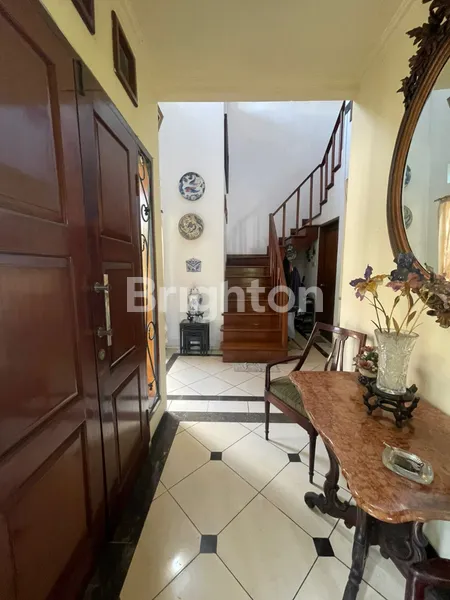 image RUMAH ASRI DAN NYAMAN DENGAN SENTUHAN KEMEWAHAN MODERN. TURUN HARGA!! (3)