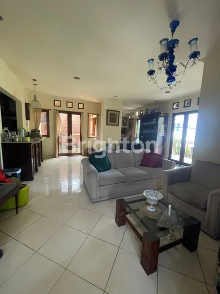 image RUMAH ASRI DAN NYAMAN DENGAN SENTUHAN KEMEWAHAN MODERN. TURUN HARGA!! (7)