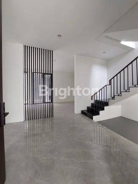 image RUMAH BARU GRESS DISTRICT 9 CITRALAND SURABAYA BARAT 3 LANTAI SIAP HUNI (1)