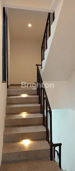 image RUMAH HOOK 3 LT MODERN CASUAL ELEGAN PURIMAS DEKAT UPN DAN RAYA MERR UINSA DAN TOLL JUANDA SERTA POLTEK PELAYARAN (7)