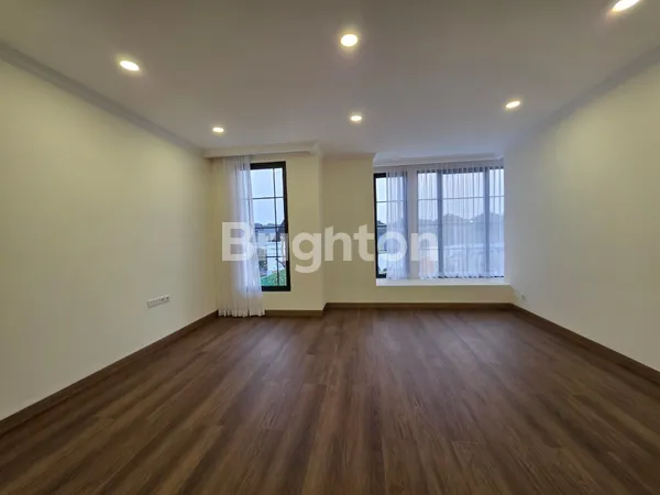 image RUMAH 3 LANTAI BERGAYA PARIS CLUSTER EKSKLUSIF THE SPRINGS GADING SERPONG BY SUMMARECON SERPONG (6)