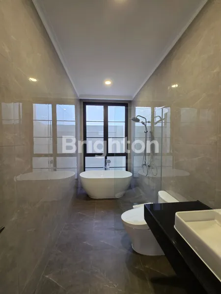 image RUMAH 3 LANTAI BERGAYA PARIS CLUSTER EKSKLUSIF THE SPRINGS GADING SERPONG BY SUMMARECON SERPONG (7)