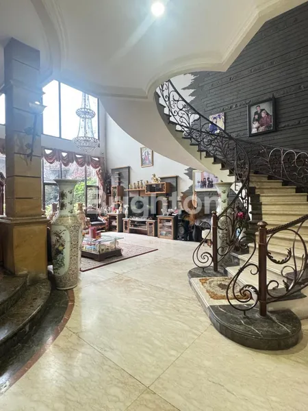 RUMAH MEWAH 2 LANTAI SIAP HUNI MEKARWANGI