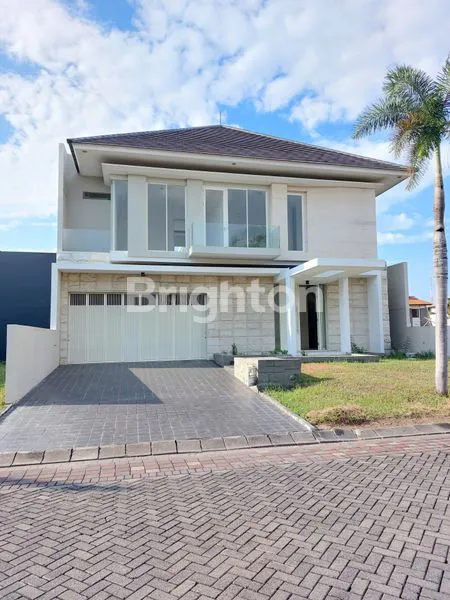 image RUMAH MEWAH 2 LANTAI CITRALAND UTAMA, SURABAYA BARAT. STRATEGIS DEKAT KOMERSIAL AREA RAYA TELAGA UTAMA - PUSAT KULINER GWALK CITRALAND - SEKOLAH CIPUTRA - KEDUBES US - KOMERSIAL AREA NIAGA GAPURA - UNIVERSITAS CIPUTRA, DLL. (1)