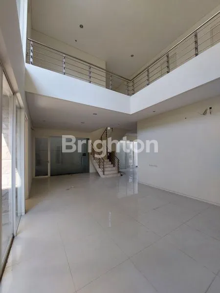 image RUMAH MEWAH 2 LANTAI CITRALAND UTAMA, SURABAYA BARAT. STRATEGIS DEKAT KOMERSIAL AREA RAYA TELAGA UTAMA - PUSAT KULINER GWALK CITRALAND - SEKOLAH CIPUTRA - KEDUBES US - KOMERSIAL AREA NIAGA GAPURA - UNIVERSITAS CIPUTRA, DLL. (2)