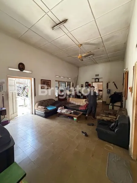 image DIJUAL RUMAH KUNO DI BANJARSARI SOLO, KONDISI TERAWAT DAN STRATEGIS!!! HANYA 1 MENIT KE MALL PARAGON!! ISTIMEWA (2)