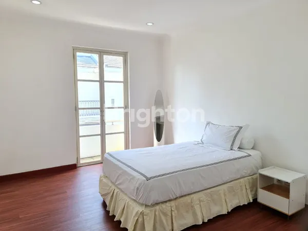 image RUMAH MEWAH 3,5 LANTAI DENGAN KOLAM RENANG PRIBADI DI DUA AT KEMANG RESIDENCE (5)