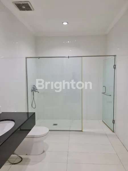 image RUMAH MEWAH 3,5 LANTAI DENGAN KOLAM RENANG PRIBADI DI DUA AT KEMANG RESIDENCE (6)