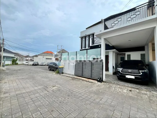 image RUMAH DALAM KOMPLEK PERUMAHAN JIMBARAN BAWAH DEKAT SEKOLAH BINTANG MANDIRI DENGAN AKSES JALAN LEBAR (1)