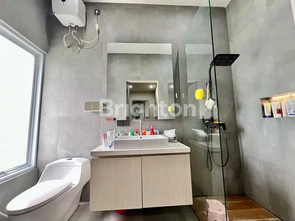 image RUMAH DALAM KOMPLEK PERUMAHAN JIMBARAN BAWAH DEKAT SEKOLAH BINTANG MANDIRI DENGAN AKSES JALAN LEBAR (3)