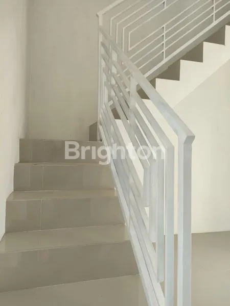 image RUMAH 2 LANTAI POROS JALAN ALTERNATIF KE KOTA BATU, 15 MENIT DARI UB, UM, UIN DAN KAYUTANGAN HERITAGE (4)