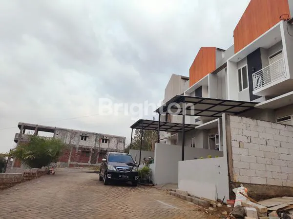 image RUMAH 2 LANTAI POROS JALAN ALTERNATIF KE KOTA BATU, 15 MENIT DARI UB, UM, UIN DAN KAYUTANGAN HERITAGE (3)