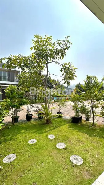 image RUMAH PIK2 VIEW SWIMMING POOL  (6)