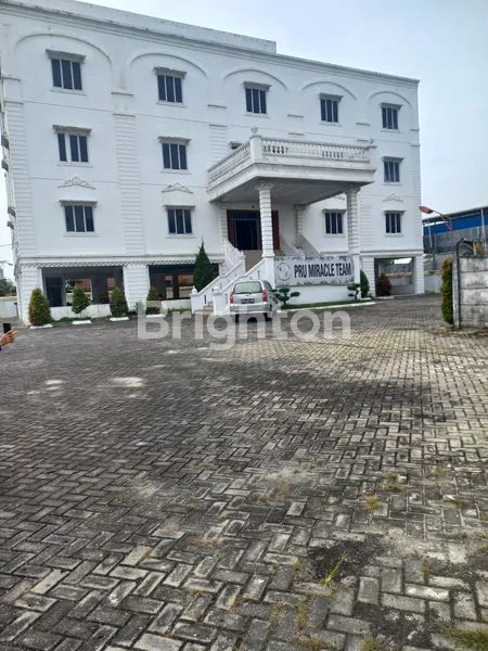 GEDUNG 5 LANTAI DI SOEKARNO HATTA, PARKIR LUAS