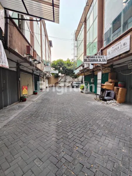 image RUKO STRATEGIS DI JALAN KAYOON, 3 LANTAI (3)