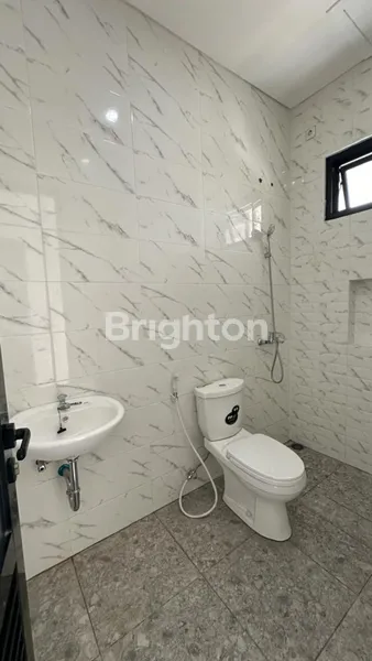 image RUMAH KOS BARU 2 LANTAI BAGUS 11 KAMAR TIDUR LOKASI FAVORIT & STRATEGIS DI RUNGKUT ASRI DEPAN ROW JALAN 3 MOBIL (4)