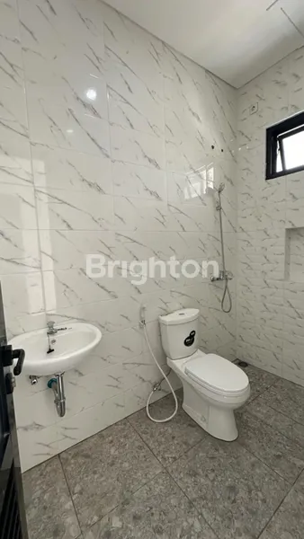 image RUMAH KOS BARU GRESS 2 LANTAI BAGUS 11 KAMAR TIDUR LOKASI FAVORIT & STRATEGIS DI RUNGKUT ASRI DEPAN ROW JALAN 3 MOBIL (4)