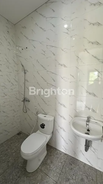 image RUMAH KOS BARU GRESS 2 LANTAI BAGUS 11 KAMAR TIDUR LOKASI FAVORIT & STRATEGIS DI RUNGKUT ASRI DEPAN ROW JALAN 3 MOBIL (5)