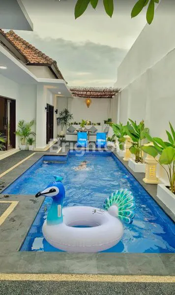 VILLA 1 LANTAI SEMI FURNISHED DENGAN SWIMMING POOL DILINGKUNGAN YANG TENANG DAN NYAMAN LOKASI STRATEGIS