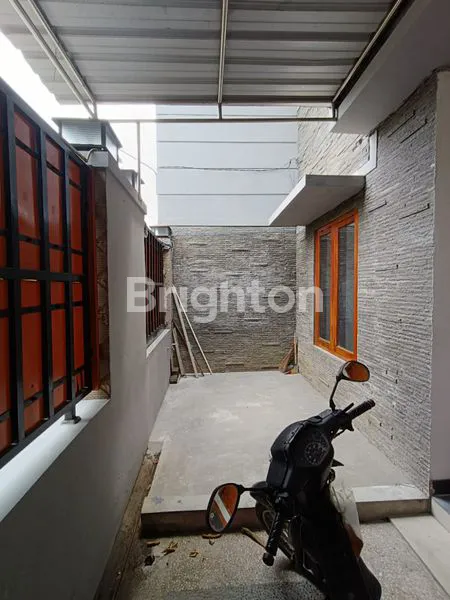 image RUMAH 3 LANTAI MODERN SIAP HUNI DI GENTAN (2)