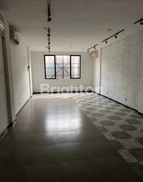 image RUKO KLAMPIS 3 LANTAI SIAP PAKAI COCOK UNTUK RESTO ATAU KANTOR (3)