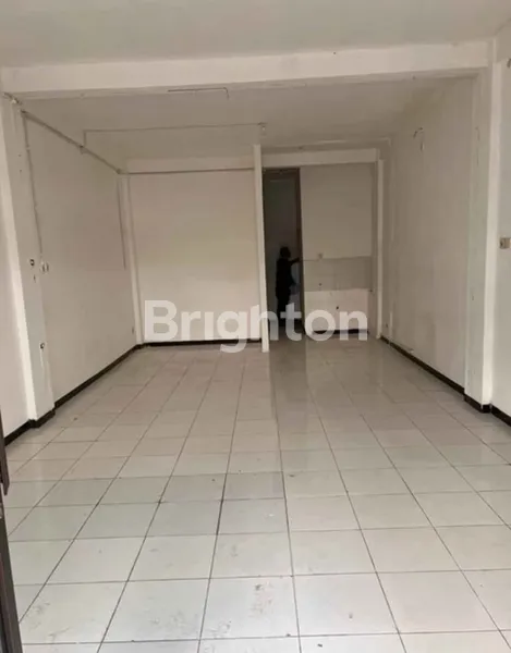 image RUKO KLAMPIS 3 LANTAI SIAP PAKAI COCOK UNTUK RESTO ATAU KANTOR (4)