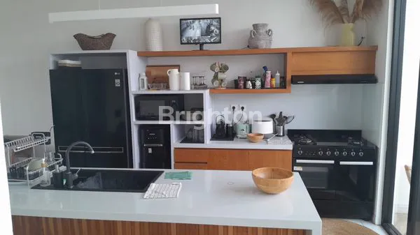 RUMAH SEMI VILLA FULL FURNISHED DENGAN BALKON UNTUK BERSANTAI DAN GARDEN LINGKUNGAN TENANG DAN NYAMAN DILOKASI STRATEGIS YANG DEKAT SUPERMARKET,RS,MALL DAN WISATA PANTAI DIAREA KUTA