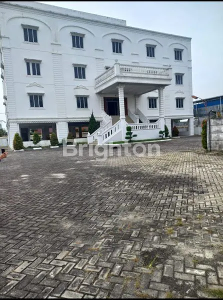 image GEDUNG DI PUSAT BISNIS KOTA PEKANBARU AREA ARENGKA SOEKARNO HATTA (1)