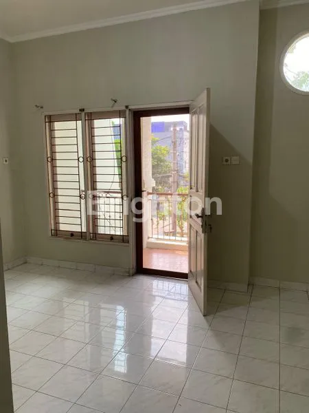 image DIJUAL RUMAH HADAP TIMUR DI TAMAN RATU, DEKAT TANJUNG DUREN JAKARTA BARAT (2)