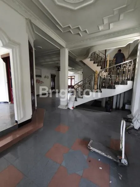 image DISEWAKAN RUMAH DI TENGAH KOTA — LOKASI PREMIUM, COCOK UNTUK HUNIAN ATAU USAHA (3)