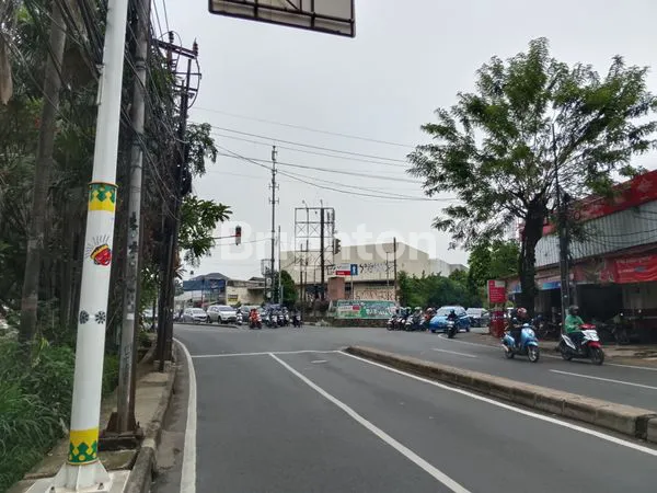 image TEMPAT USAHA DISEWAKAN DI PERTIGAAN LAMPU MERAH JLN PDK LEBAK BULUS JAKARTA SRLATAN. (1)