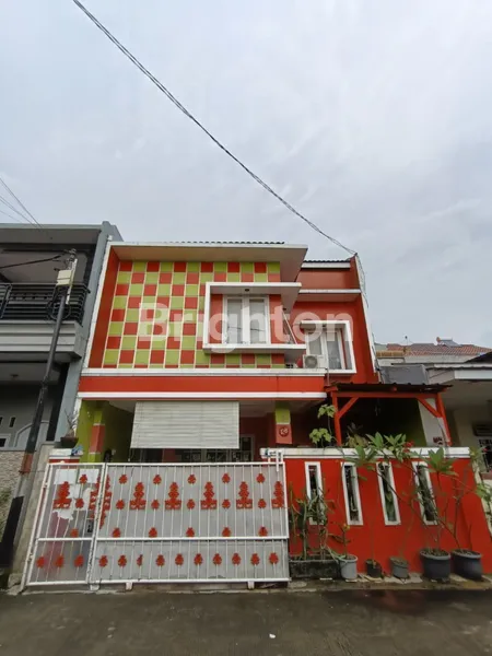 image HEBRING  !! RUMAH SIAP HUNI 2 LANTAI SEMI FURNISHED-DEKAT SUMARECON BEKASI (1)