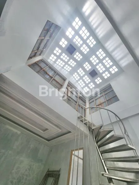 image RUMAH BARU 3.5 LANTAI FULL FURNISHED FREE ROOFTOP SISA 1 UNIT ROW 3 MOBIL PURI INDAH (2)