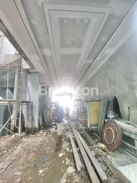 image RUMAH BARU 3.5 LANTAI FULL FURNISHED FREE ROOFTOP SISA 1 UNIT ROW 3 MOBIL PURI INDAH (4)