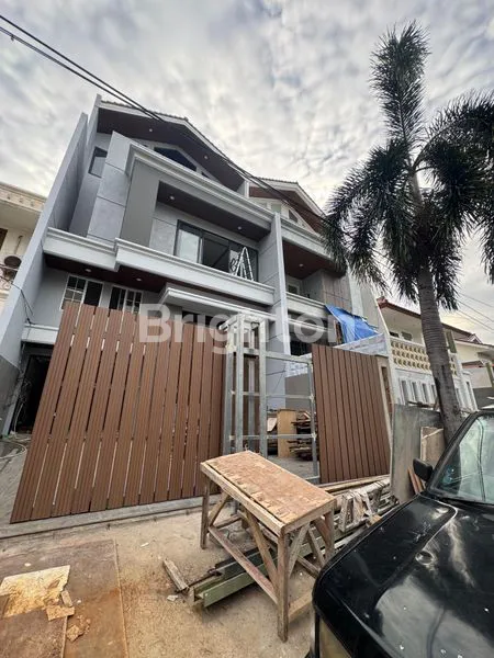 image RUMAH BARU 3.5 LANTAI FULL FURNISHED FREE ROOFTOP SISA 1 UNIT ROW 3 MOBIL PURI INDAH (1)