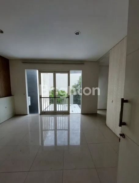 image RUMAH 2 LANTAI CITRALAND UTAMA, SURABAYA BARAT. STRATEGIS DEKAT PUSAT KULINER GWALK, KOMERSIAL AREA RAYA NIAGA GAPURA - RAYA TELAGA MAS - RAYA TELAGA UTAMA, KAMPUS UNESA, SEKOLAH CIPUTRA, PAKUWON MALL - PAKUWON INDAH, GRAHA FAMILI, WIYUNG, RAYA MAYJEND JO (6)