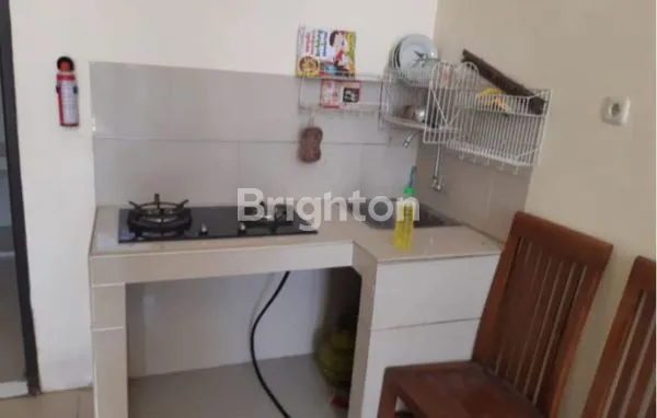 image DIJUAL RUMAH 2 LANTAI DI JAYA REGENCY 1 SEDATI SIDOARJO, DEKAT PUSKESMAS SEDATI DAN BANDARA INTERNASIONAL JUANDA, LUAS 90 M² (6×15) DAN KAMAR TIDUR 2+1 COCOK UNTUK HUNIAN KELUARGA, SHM, HADAP UTARA, HARGA NEGO SAMPAI JADI! (5)