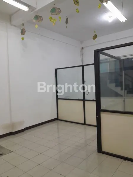image DISEWAKAN RUKO 3 LANTAI STRATEGIS DI RAYA JEMURSARI WONOCOLO SURABAYA, DEKAT PLASA MARINA DAN RSI JEMURSARI, LUAS 90 M² (9×10) COCOK UNTUK KANTOR, SHGB, HADAP BARAT, SIAP HUNI! (4)