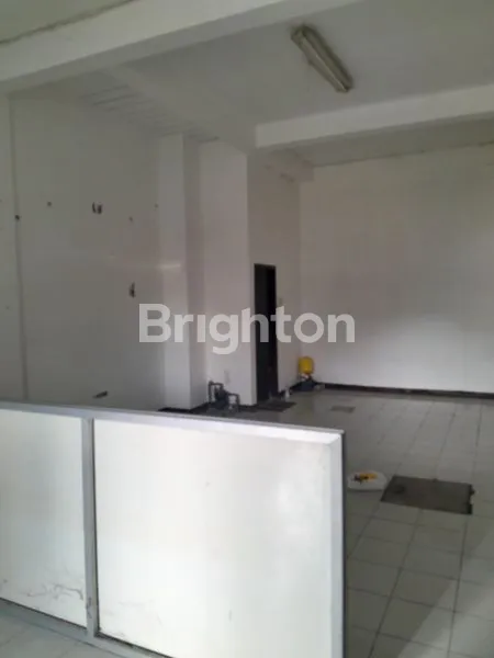 image DISEWAKAN RUKO 3 LANTAI STRATEGIS DI RAYA JEMURSARI WONOCOLO SURABAYA, DEKAT PLASA MARINA DAN RSI JEMURSARI, LUAS 90 M² (9×10) COCOK UNTUK KANTOR, SHGB, HADAP BARAT, SIAP HUNI! (2)
