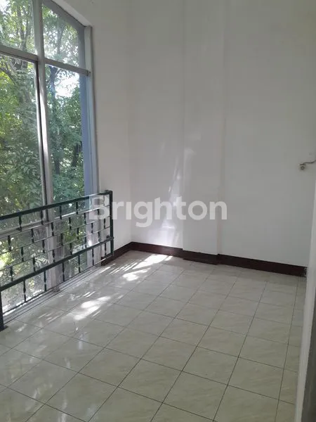 image DISEWAKAN RUKO 3 LANTAI STRATEGIS DI RAYA JEMURSARI WONOCOLO SURABAYA, DEKAT PLASA MARINA DAN RSI JEMURSARI, LUAS 90 M² (9×10) COCOK UNTUK KANTOR, SHGB, HADAP BARAT, SIAP HUNI! (8)