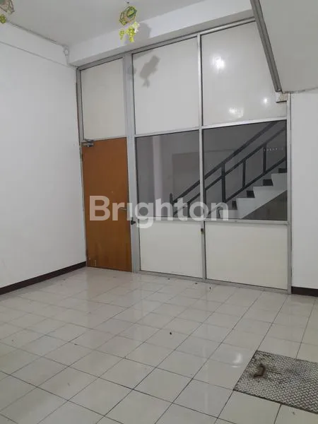 image DISEWAKAN RUKO 3 LANTAI STRATEGIS DI RAYA JEMURSARI WONOCOLO SURABAYA, DEKAT PLASA MARINA DAN RSI JEMURSARI, LUAS 90 M² (9×10) COCOK UNTUK KANTOR, SHGB, HADAP BARAT, SIAP HUNI! (3)