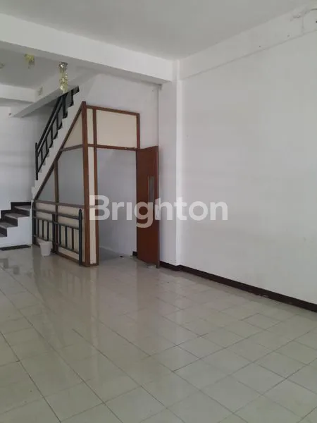 image DISEWAKAN RUKO 3 LANTAI STRATEGIS DI RAYA JEMURSARI WONOCOLO SURABAYA, DEKAT PLASA MARINA DAN RSI JEMURSARI, LUAS 90 M² (9×10) COCOK UNTUK KANTOR, SHGB, HADAP BARAT, SIAP HUNI! (6)