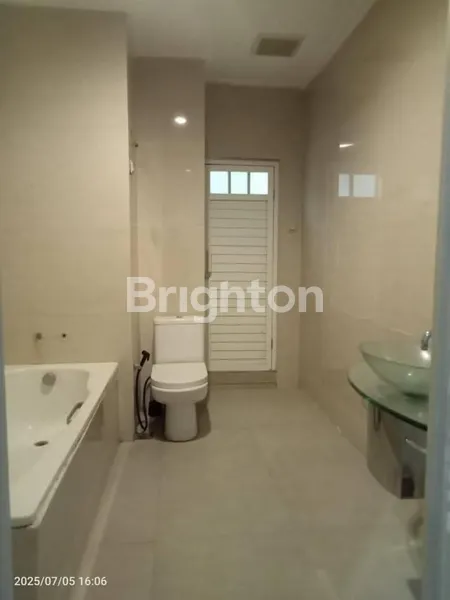 image RUMAH DIJUAL SATU SETENGAH LANTAI, TERAWAT DI PONDOK NIRWANA SURABAYA (3)