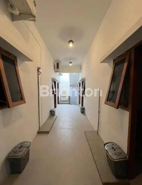 image DIJUAL KOS AKTIF BANGUAN BARU FULL PENGHUNI, SIAP PAKAI, FULL FURNISH, DEKAT KAMPUS UNESA, COCOK PASSIVE INCOME (3)