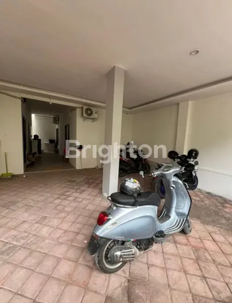 image DIJUAL KOS AKTIF BANGUAN BARU FULL PENGHUNI, SIAP PAKAI, FULL FURNISH, DEKAT KAMPUS UNESA, COCOK PASSIVE INCOME (4)