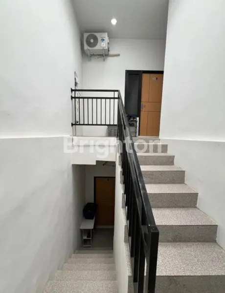 image DIJUAL KOS AKTIF BANGUAN BARU FULL PENGHUNI, SIAP PAKAI, FULL FURNISH, DEKAT KAMPUS UNESA, COCOK PASSIVE INCOME (5)